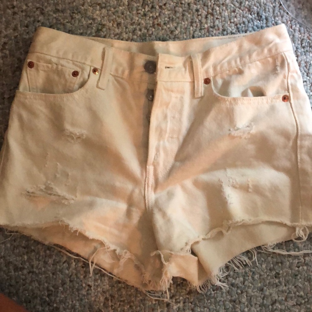 LEVI’S HIGH WAISTED DISTRESSED WHITE SHORTS! NEW